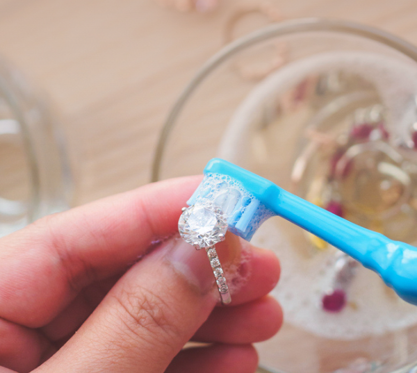 How to clean and care for gold jewelry - ELGA